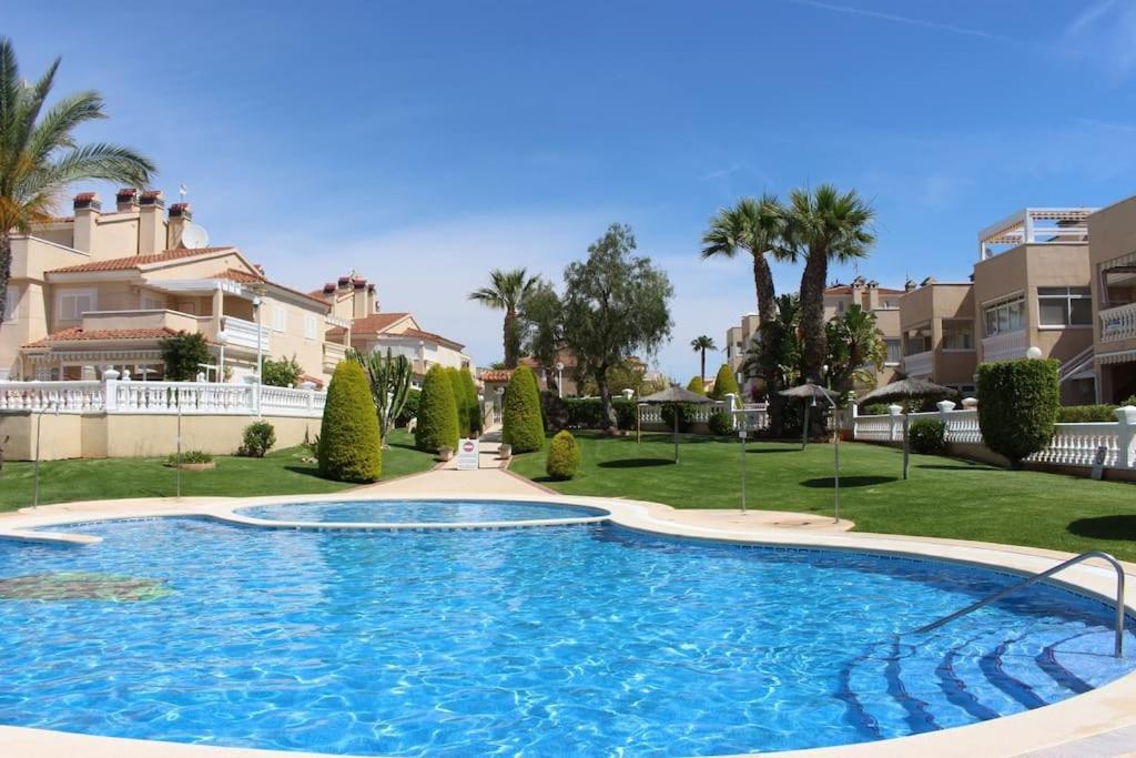 Apartament Z Duzym Tarasem Na Pieknym Osiedlu โอริอุเอลา ภายนอก รูปภาพ