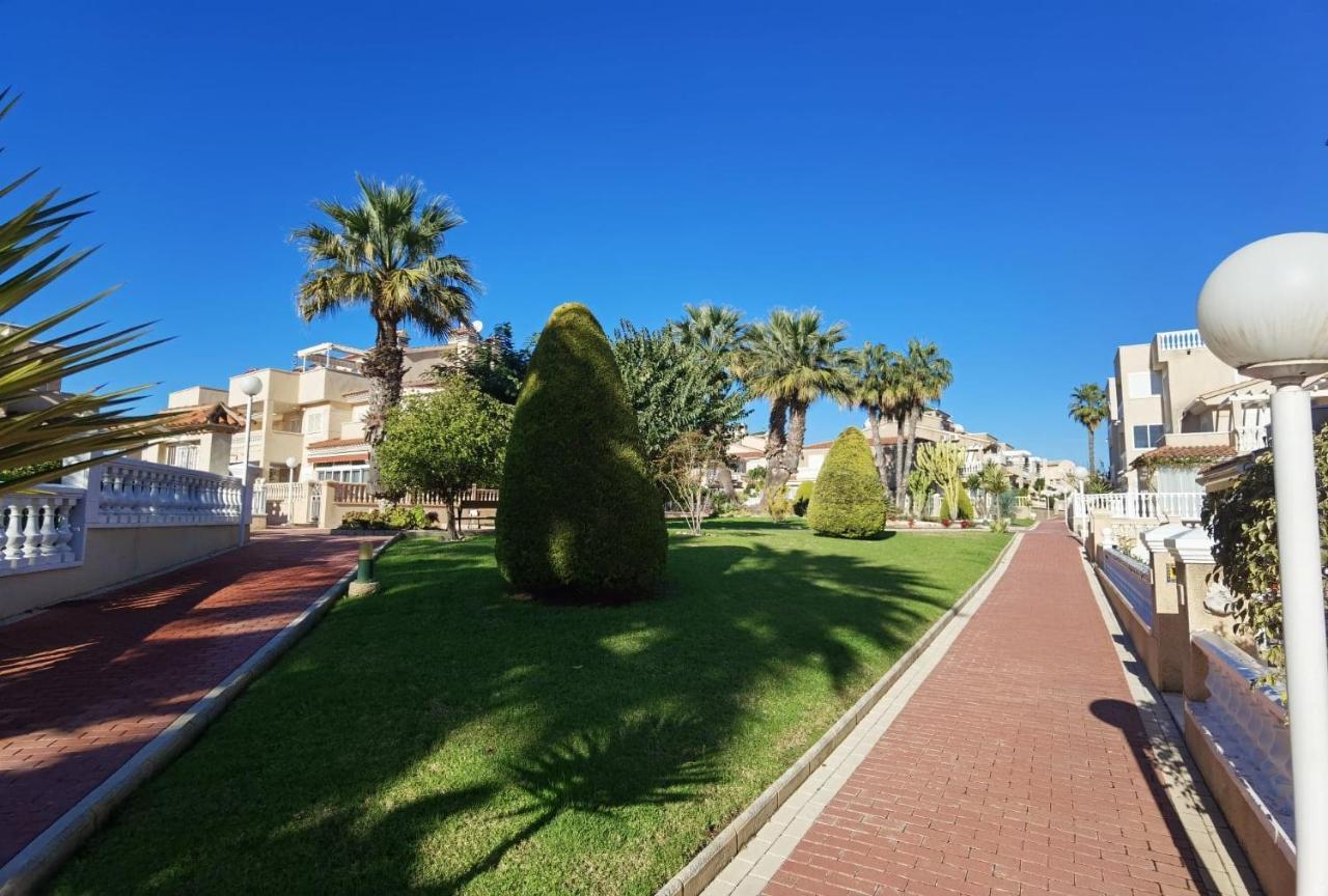 Apartament Z Duzym Tarasem Na Pieknym Osiedlu โอริอุเอลา ภายนอก รูปภาพ